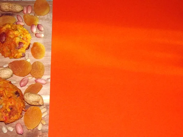 Biscotti dietetici alla carota con carote, albicocche secche, arachidi e semi di girasole con spazio per il testo — Foto Stock