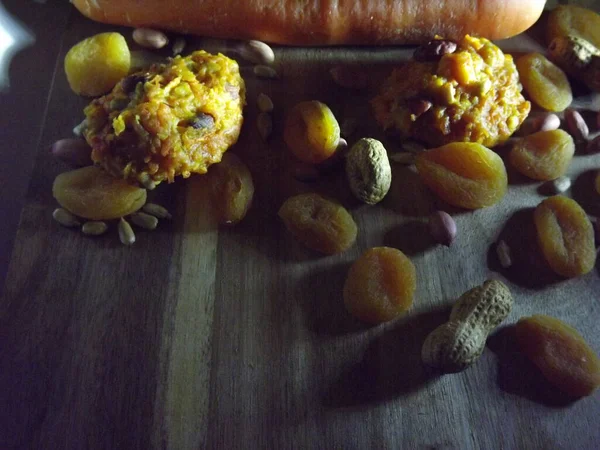 Galletas de dieta de zanahoria con zanahorias, albaricoques secos, cacahuetes y semillas de girasol con espacio para texto — Foto de Stock