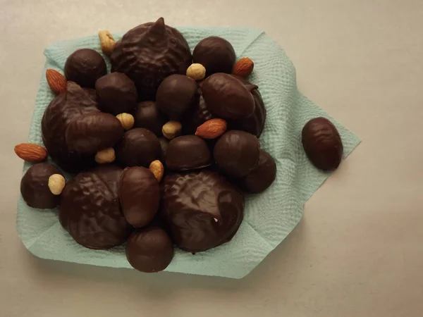 Caramelle al cioccolato, marshmallow, marmellata e varie noci primo piano — Foto Stock