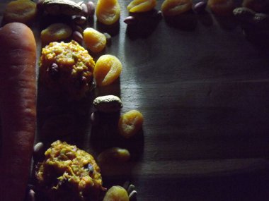 Havuçlu diyet kurabiyeler, kurutulmuş kayısılar, fıstıklar ve metin için yeri olan ayçiçeği tohumları.