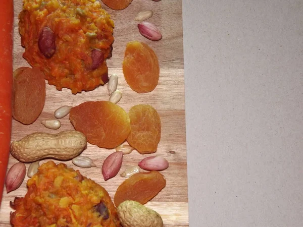 Μπισκότα διατροφής καρότου με καρότα, αποξηραμένα βερίκοκα, φιστίκια και ηλιόσπορους με χώρο για κείμενο — Φωτογραφία Αρχείου