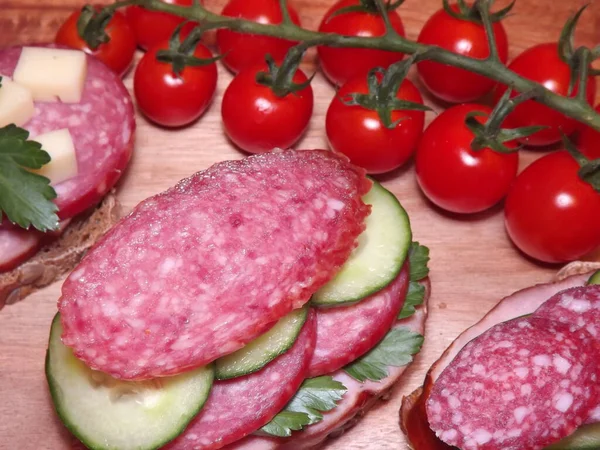 Sanduíche com diferentes tipos de salsicha e legumes, lanche rápido — Fotografia de Stock