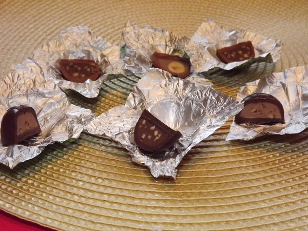 Singoli cioccolatini d'argento avvolti con diversi ripieni in una scatola — Foto Stock