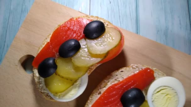 Smörgåsar med lax, öring, sockeyelax, gurka, ägg och oliver — Stockvideo