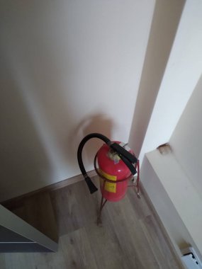 Kırmızı yangın söndürücü çalışma odasında duruyor.