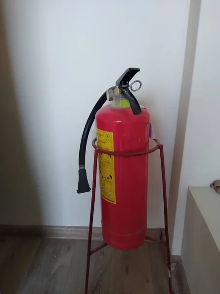 Extintor de incêndio vermelho em stand no espaço de escritório — Fotografia de Stock