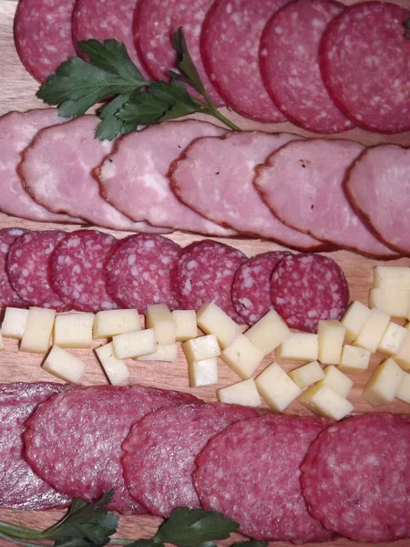 Fatias de salsicha defumada de quatro variedades com queijo e tomates vermelhos e amarelos e tomates cereja — Fotografia de Stock