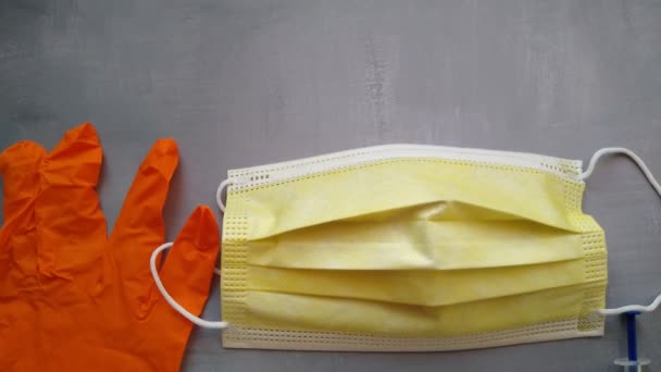 Proses vaksinasi dengan menggunakan masker medis, masker debu, sarung tangan oranye dan vaksin dengan jarum suntik — Stok Video