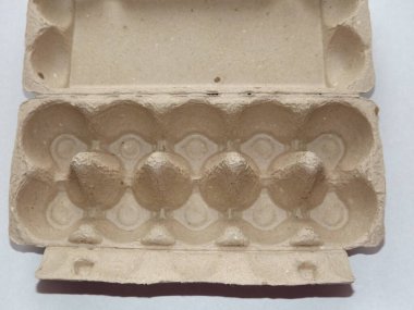 mor arkaplanda bej yumurta kutusu boş