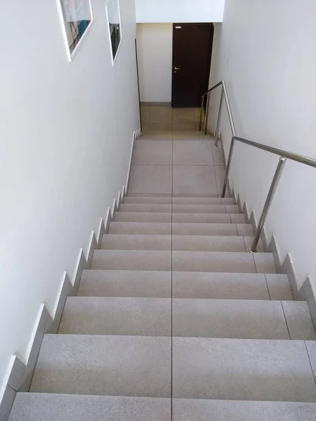 View of the stairs descending from the top to the bottom gray color — Stock Photo, Image