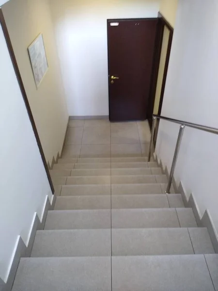 View of the stairs descending from the top to the bottom gray color — Stock Photo, Image