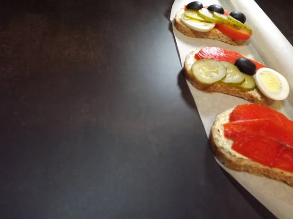 Somon, alabalık, somon balığı, salatalık, yumurta ve zeytinli sandviç.