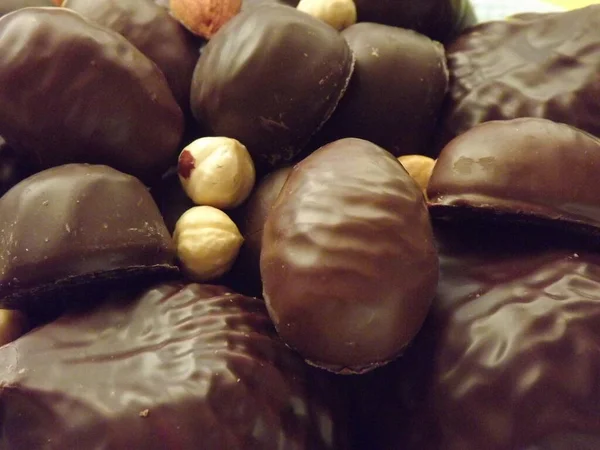 Caramelos de chocolate, malvaviscos, mermelada y varios frutos secos de cerca —  Fotos de Stock