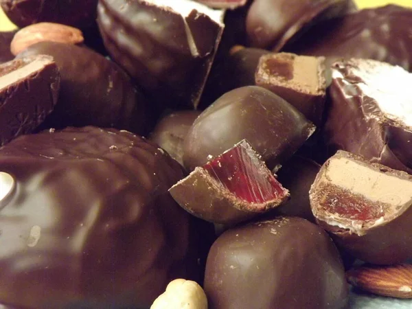 Caramelle al cioccolato, marshmallow, marmellata e varie noci primo piano — Foto Stock