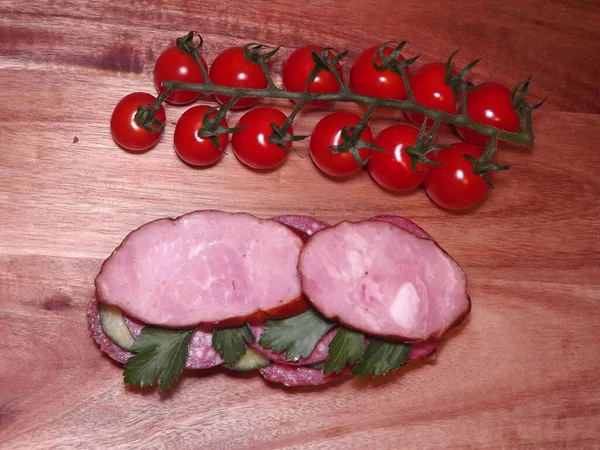 Sanduíche com diferentes tipos de salsicha e legumes, lanche rápido — Fotografia de Stock