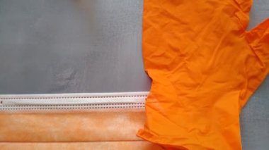 Aşı süreci tıbbi maske, toz maskesi, turuncu eldiven ve şırınga ile aşılanmaktadır.