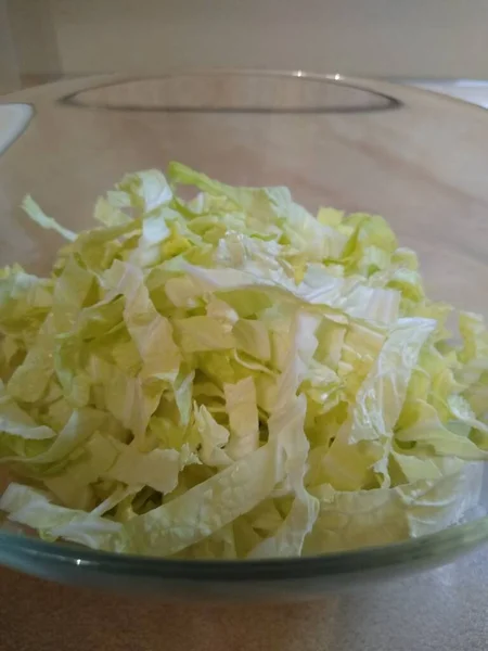 Pekin lahanası, cam bir tabakta ince ince doğranmış.