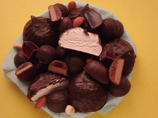 Caramelle al cioccolato, marshmallow, marmellata e varie noci primo piano — Foto Stock