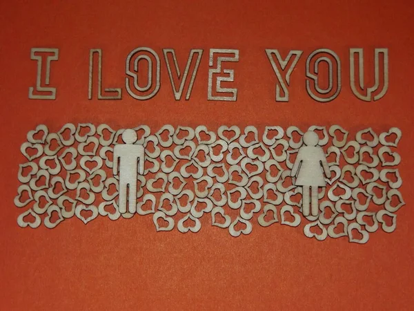 Die Worte Ich liebe dich aus Holzbuchstaben und Figuren, eine Liebeserklärung zwischen einem Mann und einer Frau — Stockfoto