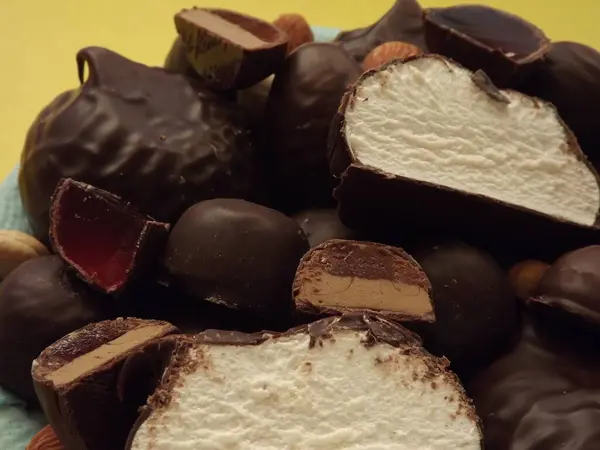 Doces de chocolate, marshmallows, marmelada e várias nozes close-up — Fotografia de Stock