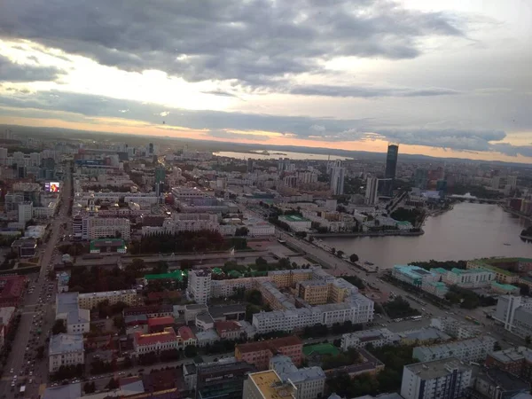 Vue sur les bâtiments de la ville et le ciel d'une hauteur — Photo