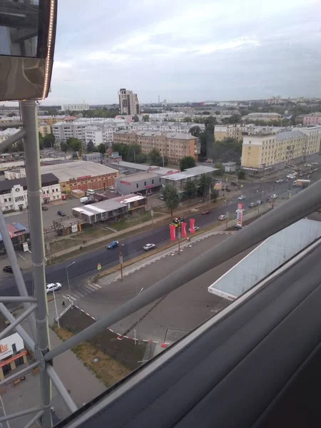 Blick auf die städtischen Gebäude und den Himmel aus der Höhe — Stockfoto