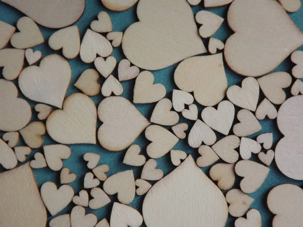 Valentinstag-Grußkarte-Holzherzen auf grauem Wildleder-Hintergrund — Stockfoto