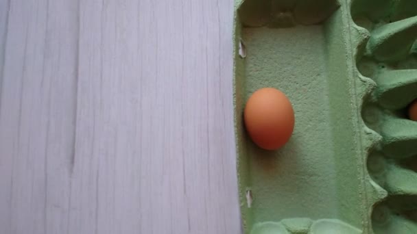 Tangan wanita mengambil telur beige dari kotak telur — Stok Video