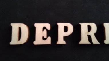 Kara arka planda ahşap harflerle zihinsel depresyon.