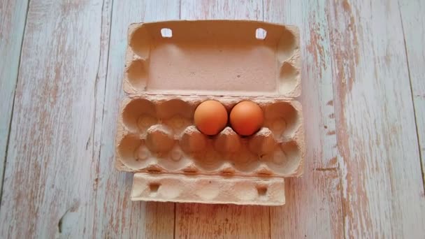 Tangan wanita mengambil telur beige dari kotak telur — Stok Video
