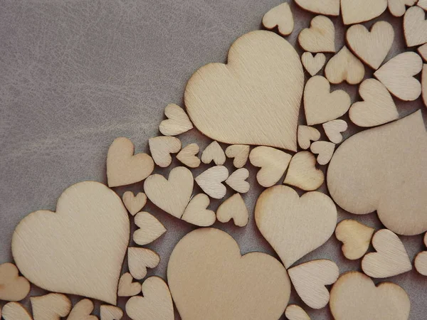 Saint Valentin cartes de voeux-coeurs en bois sur fond de daim gris — Photo