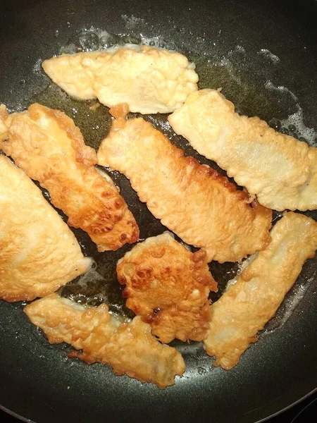 Kızartma tavasında balık pişirme işlemi, hamurda tilapia balığı.