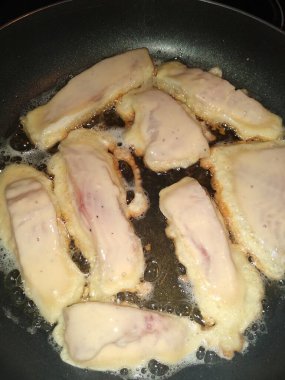Kızartma tavasında balık pişirme işlemi, hamurda tilapia balığı.