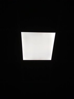 Odanın içinde iki duvar ve bir tavan var.