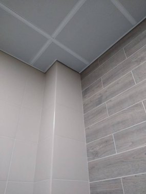 Odanın içinde iki duvar ve bir tavan var.