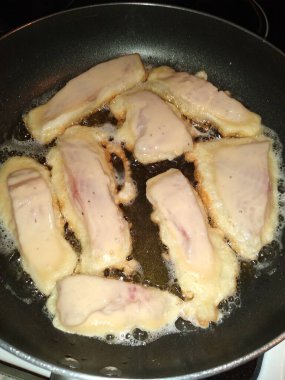 Kızartma tavasında balık pişirme işlemi, hamurda tilapia balığı.