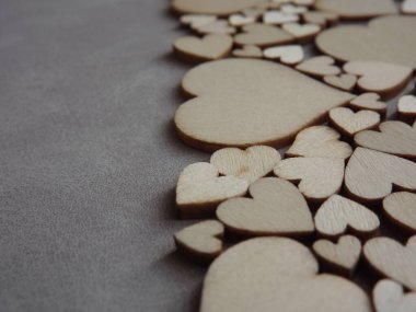 Sevgililer Günü Gri süet arka planda kart ahşap kalpler selamlıyor