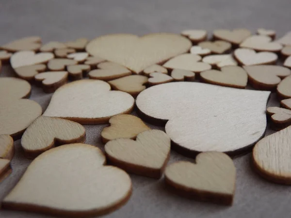 Saint Valentin cartes de voeux-coeurs en bois sur fond de daim gris — Photo
