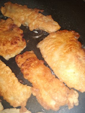 Kızartma tavasında balık pişirme işlemi, hamurda tilapia balığı.