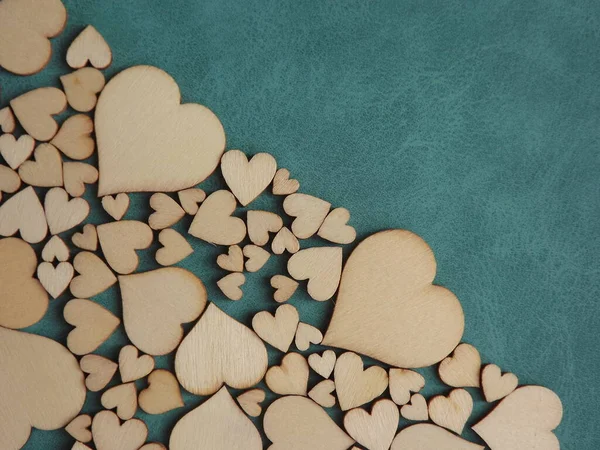 Saint Valentin cartes de voeux-coeurs en bois sur fond de daim gris — Photo