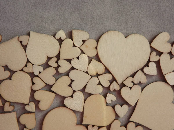 Saint Valentin cartes de voeux-coeurs en bois sur fond de daim gris — Photo