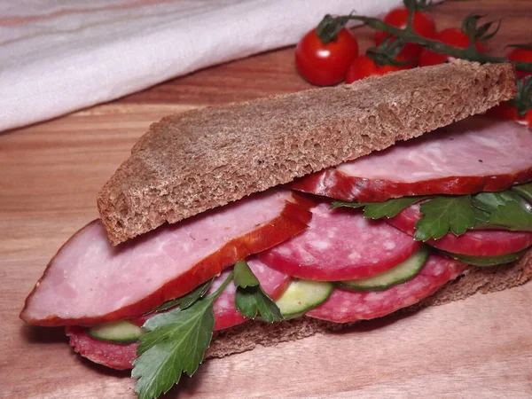 Farklı türde sosis ve sebzeli sandviç, hızlı atıştırma. — Stok fotoğraf
