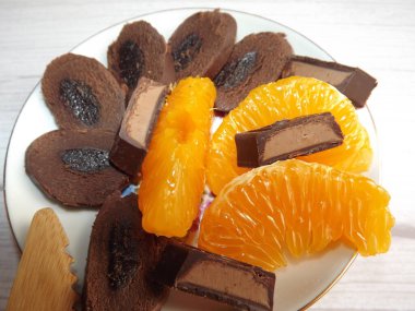 Çikolatalı krepli tatlı, mandalinalı çikolata.