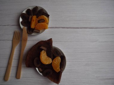 Çikolatalı krepli tatlı, mandalinalı çikolata.