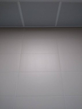 Odanın içinde iki duvar ve bir tavan var.