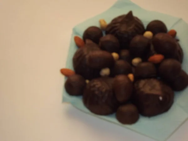 Caramelos de chocolate, malvaviscos, mermelada y varios frutos secos de cerca —  Fotos de Stock