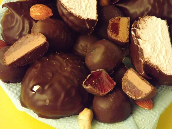 Csokoládé cukorka, mályvacukor, lekvár és különböző diófélék közelről — Stock Fotó