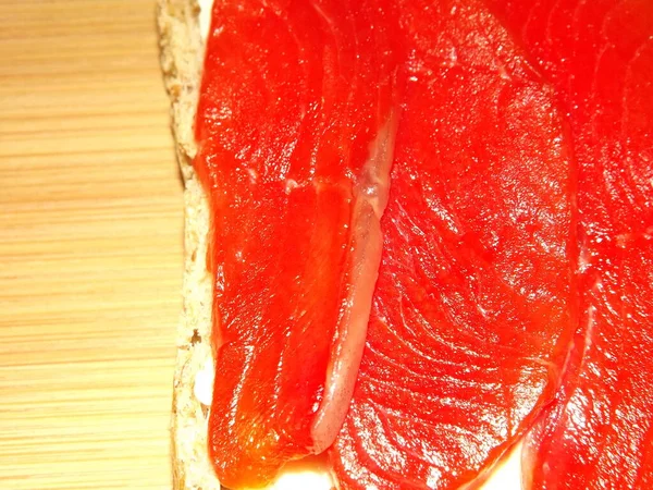 Somonlu sandviç, alabalık, somon balığı. — Stok fotoğraf