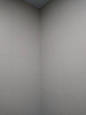 Odanın içinde iki duvar ve bir tavan var.