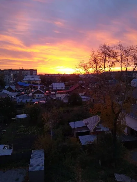 Gyönyörű naplemente a városban nehéz narancssárga felhők — Stock Fotó